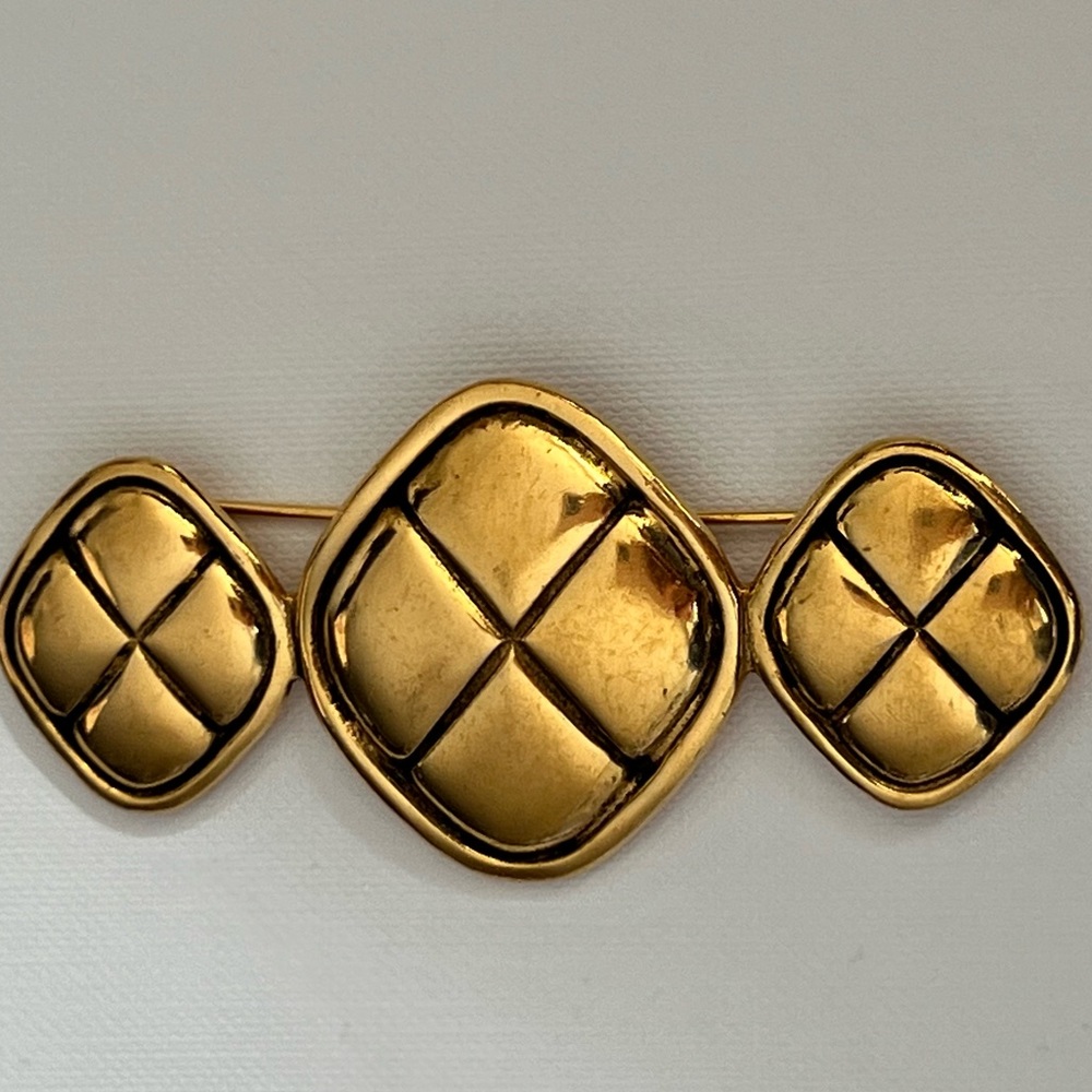 CHANEL RARE Pin & brooche Chanel Gold in Gold plated